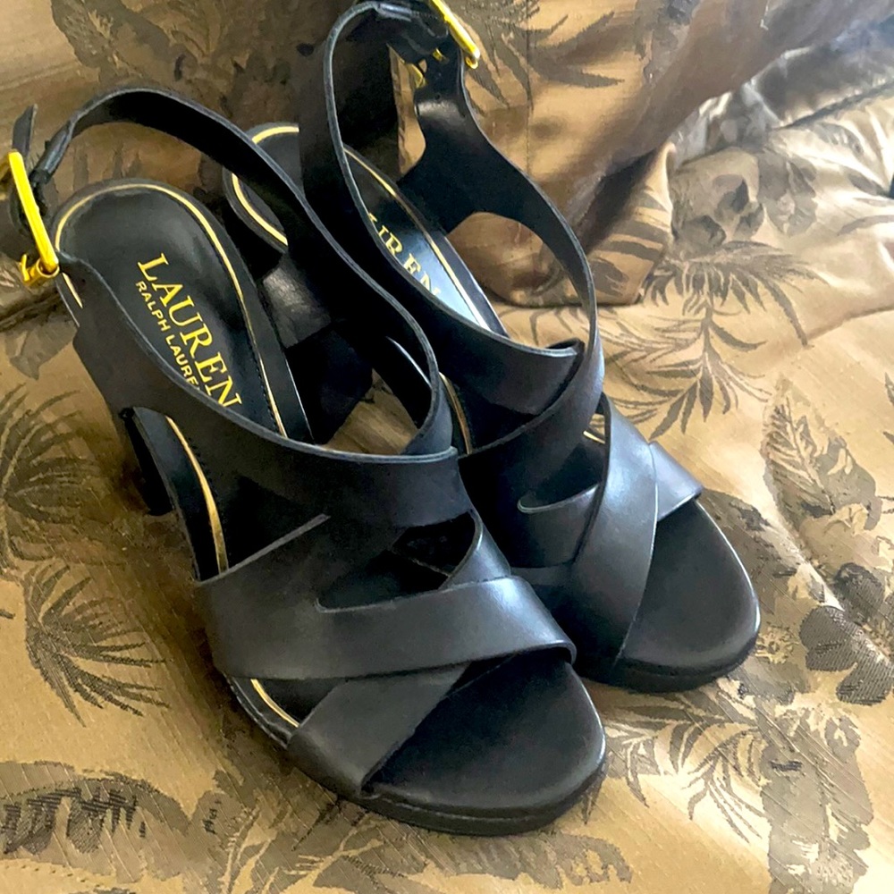This shoes is new size 6.5 $100